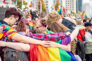 Grootschalige demonstratie tijdens Rotterdamse Prideweek